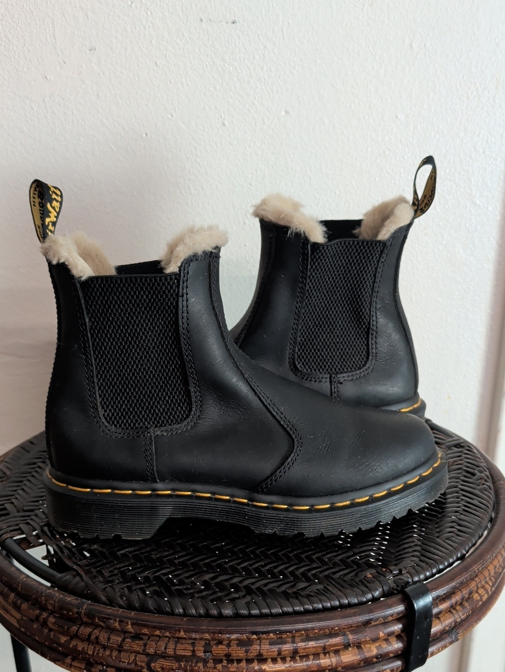Dr. Doc Martens 2976 Leonore Boots Womens Size 6 Black Fur Lined Chelsea Ankle